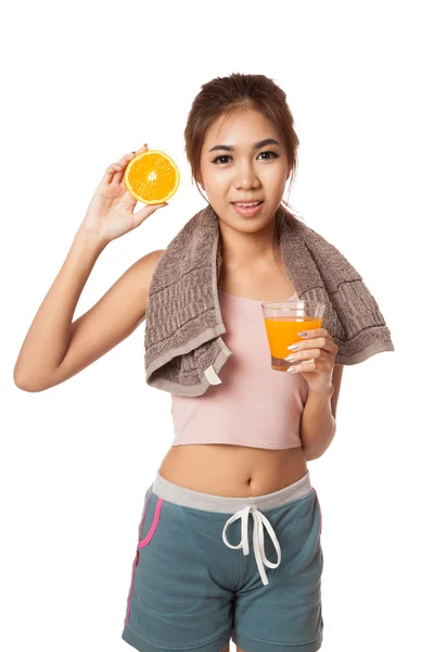 Азиатская здоровая девушка с апельсиновым соком и апельсином — стоковое фото