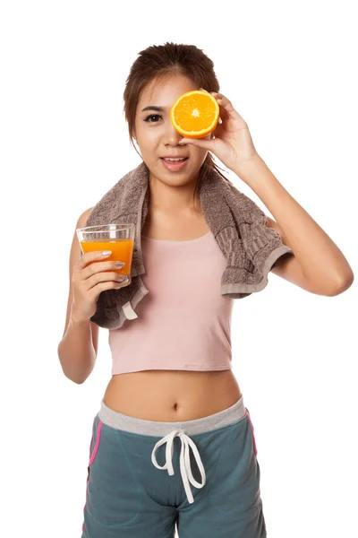 Asiatico ragazza sana con succo d'arancia e arancia sopra il suo occhio — Foto Stock