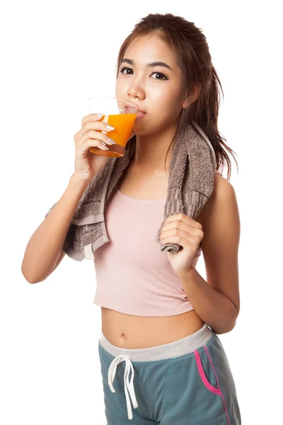 Азиатская девушка тренировки пьет апельсиновый сок — стоковое фото