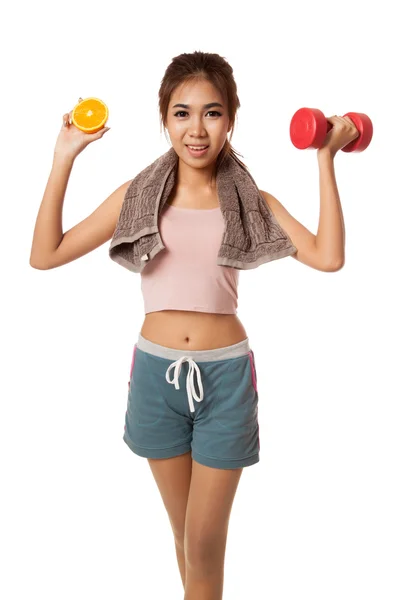 Asiatico sano allenamento ragazza con arancione e manubri — Foto Stock