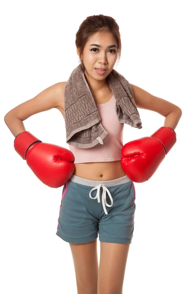 Asiático delgado chica con rojo guante de boxeo — Foto de Stock