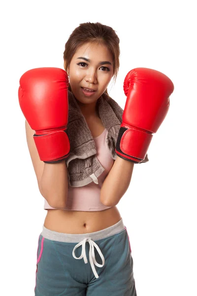 Asiático delgado chica con rojo guante de boxeo — Foto de Stock