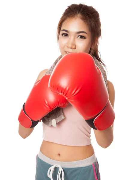 亚洲苗条的女孩，与红色的拳击手套 — 图库照片