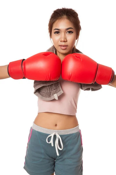 Asiático delgado chica con rojo guante de boxeo — Foto de Stock