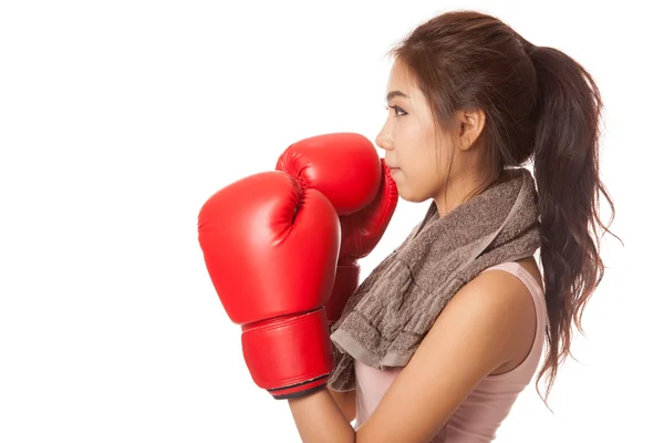 Asiático delgado chica con rojo guante de boxeo — Foto de Stock