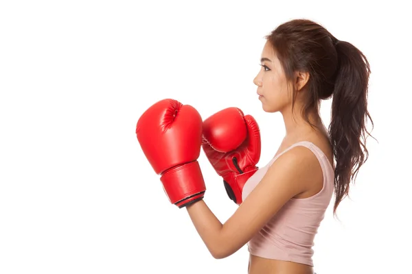 Asiático delgado chica con rojo guante de boxeo — Foto de Stock