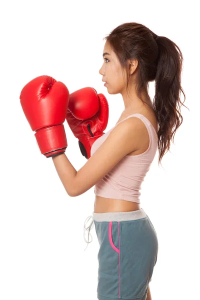 Asiático delgado chica con rojo guante de boxeo — Foto de Stock