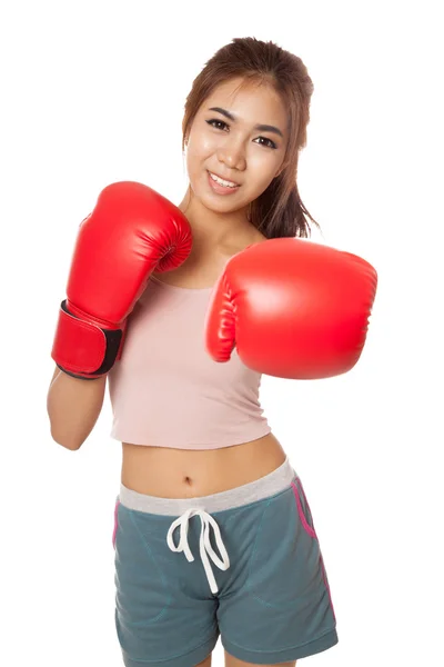 亚洲苗条的女孩冲与红色的拳击手套 — 图库照片
