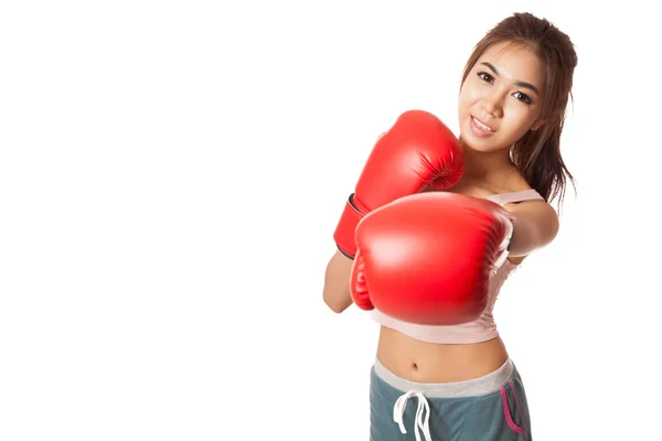 Asiático delgado chica ponche con rojo guante de boxeo — Foto de Stock