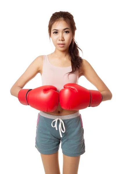 Asiático delgado chica con rojo guante de boxeo — Foto de Stock