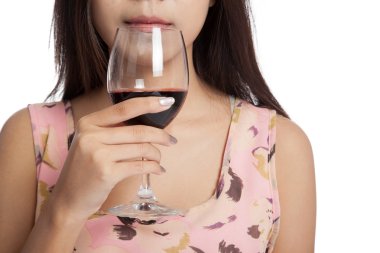 Asyalı kadın elinde kırmızı şarap kadar yakın