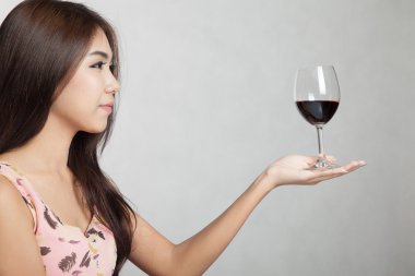 güzel Asyalı kadın kırmızı şarap palm elinde tut