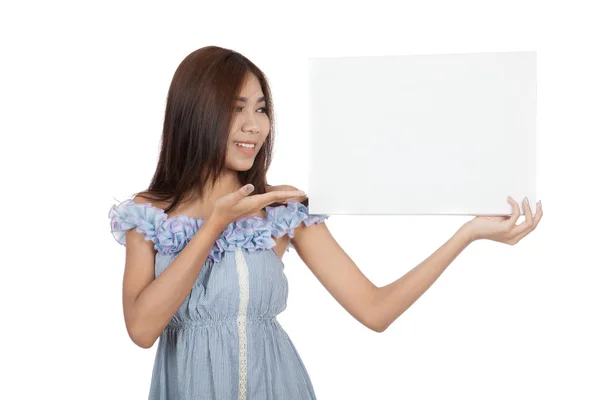 Schöne asiatische Frau präsentieren Blanko-Zeichen auf ihrer Schulter — Stockfoto