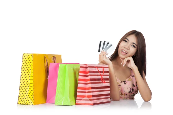 Belle femme asiatique heureuse avec des cartes de crédit et des sacs à provisions — Photo