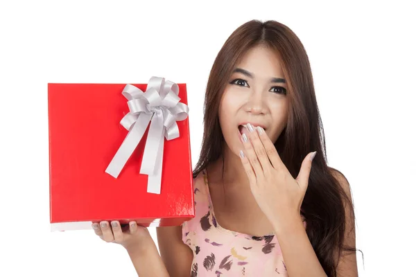 Ενθουσιασμένος όμορφη γυναίκα της Ασίας άνοιγμα ένα κουτί κόκκινο δώρο — Φωτογραφία Αρχείου
