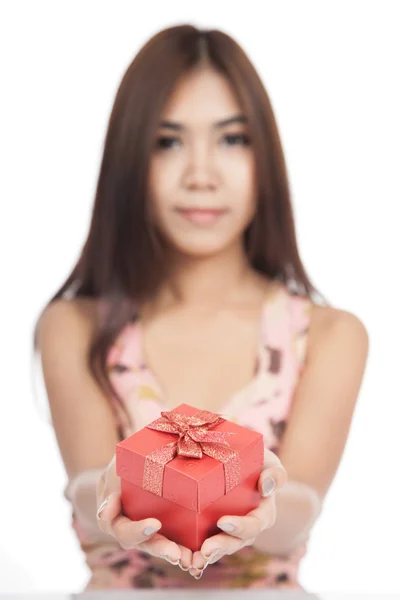 Wanita Asia cantik dengan kotak hadiah merah fokus pada kotak — Stok Foto