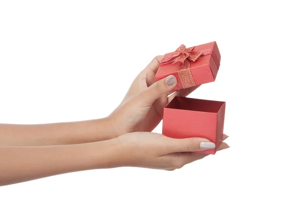 Close-up van handen open een rode geschenkdoos — Stockfoto