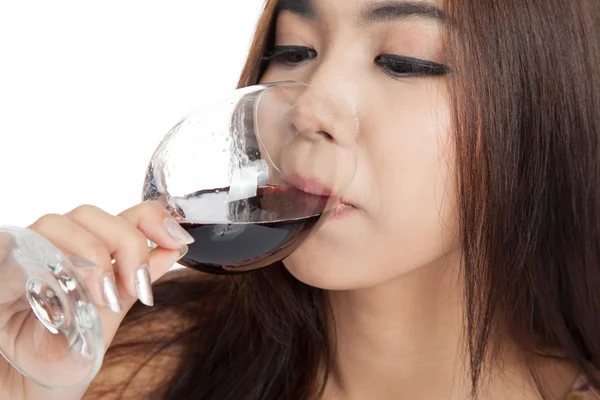 Close up di Bella donna asiatica bere vino rosso — Foto Stock