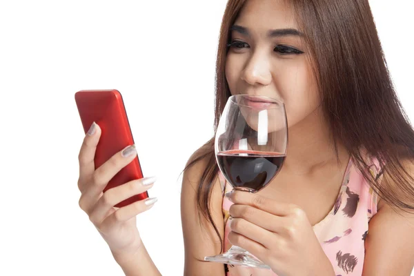 Hermosa mujer asiática sonrisa con teléfono celular y vino tinto — Foto de Stock