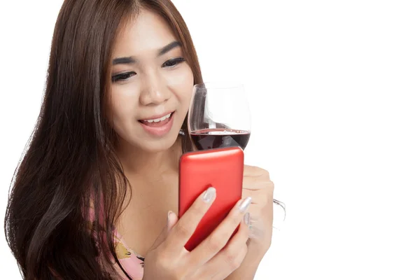 Gyönyörű ázsiai nő mosolyog cellphone és vörös bor — Stock Fotó
