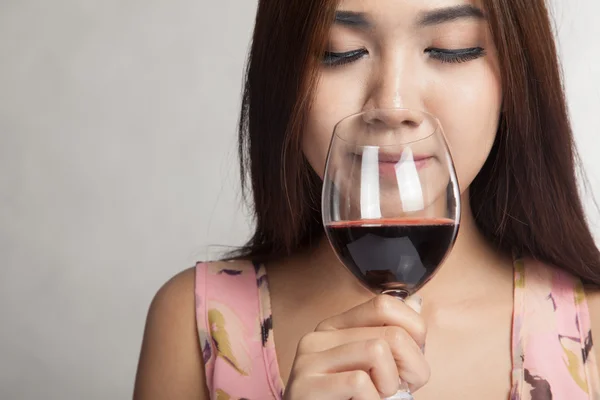 Bella donna asiatica odore aroma di vino rosso — Foto Stock