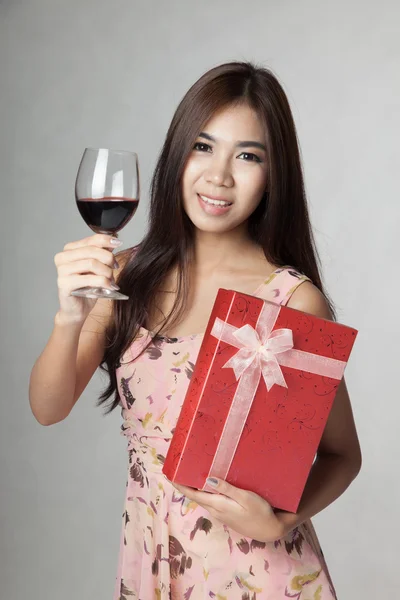 Beautiful Asian woman with red wine and gift box — Stock Photo, Image