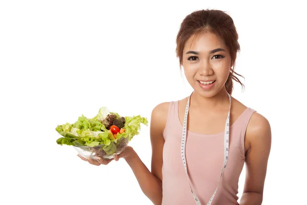 Chica flaca asiática con cinta métrica y ensalada — Foto de Stock