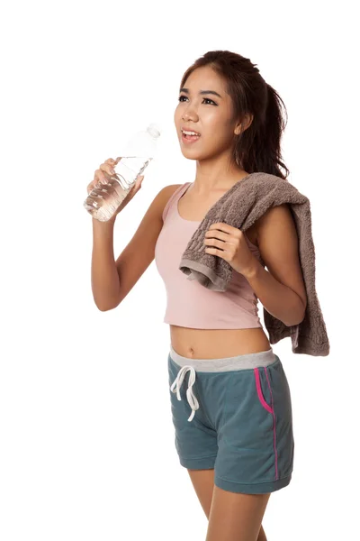 Cansado entrenamiento asiático chica con botella de agua y toalla —  Fotos de Stock