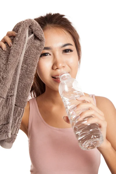 Gelukkig training Aziatisch meisje met fles water en handdoek — Stockfoto