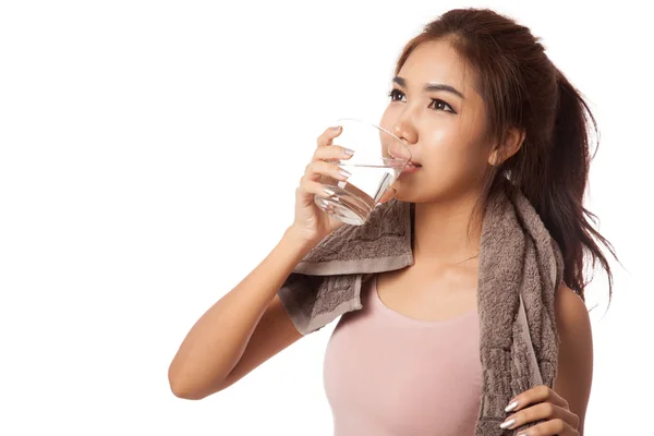 Усталая тренировка азиатская женщина питьевой воды — стоковое фото