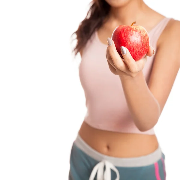 Азиатская здоровая девушка улыбка с красным яблоком — стоковое фото