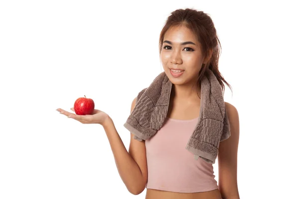 Asiatico sano allenamento ragazza spettacolo rosso mela su suo palmo mano — Foto Stock