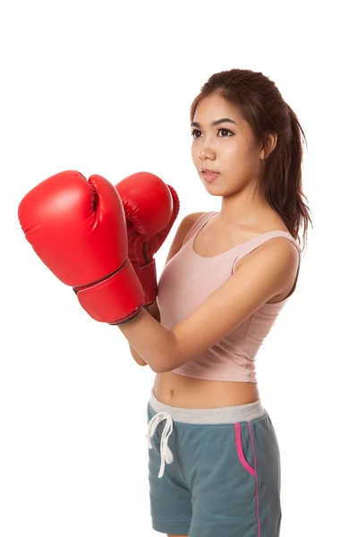 Asiático delgado chica con rojo guante de boxeo — Foto de Stock