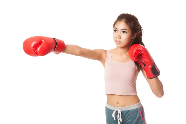 Asiático delgado chica ponche con rojo guante de boxeo — Foto de Stock