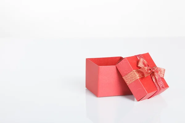 Kapağı bir boş kırmızı hediye kutusu — Stok fotoğraf