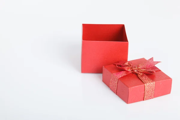 Uma caixa de presente vermelha vazia com a tampa desligada — Fotografia de Stock