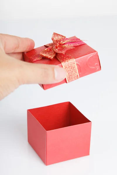 Пустой красный подарочный коробок с открытой крышкой — стоковое фото