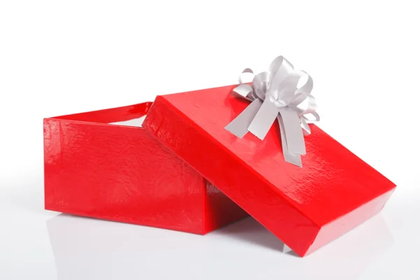 Uma caixa de presente vermelha vazia com a tampa desligada — Fotografia de Stock