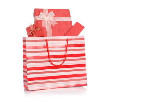 Cajas de regalo rojas en bolsa de compras roja — Foto de Stock