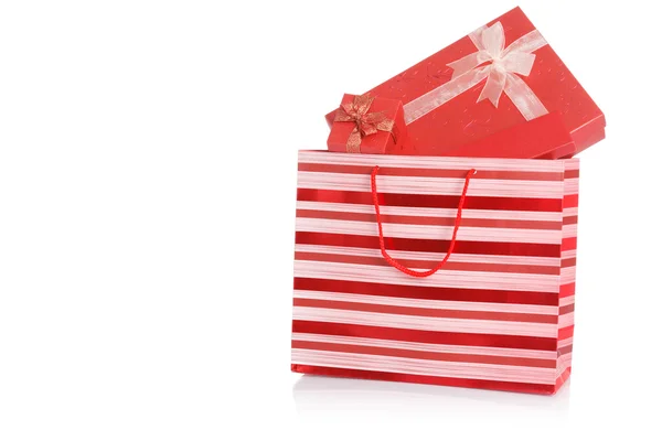 Czerwone pudełka w czerwona torba na zakupy — Zdjęcie stockowe
