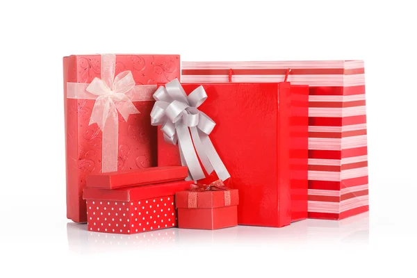 Molte scatole regalo rosse con shopping bag rosso — Foto Stock
