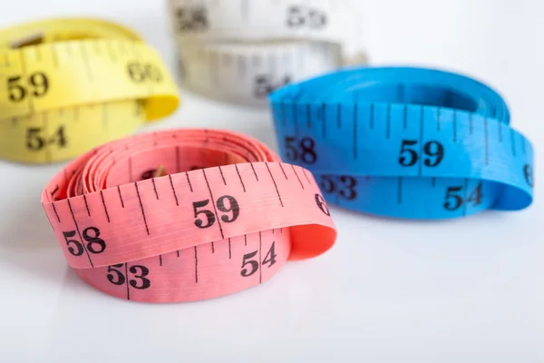Quatro rolos de fitas de medição coloridas — Fotografia de Stock