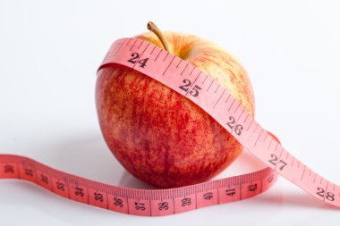 Kırmızı elma ile ölçüm bandı