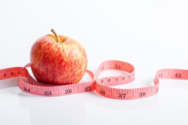 Kırmızı elma ile ölçüm bandı