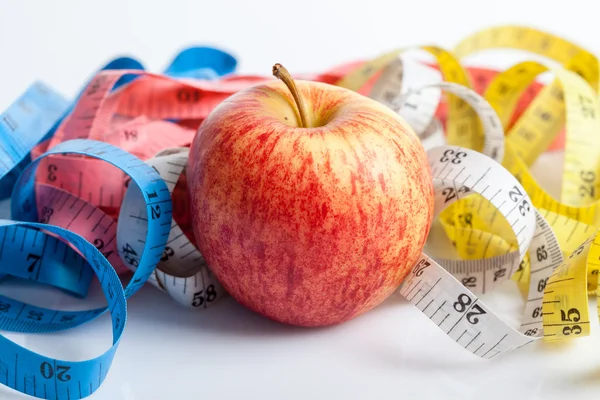 Measuring tape with red apple — Stock Photo, Image