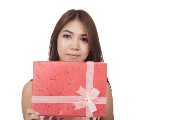 Bella donna asiatica mostra scatola regalo rossa — Foto Stock