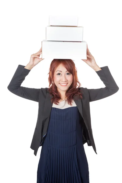 Asiática oficina chica feliz con 3 cajas sobre su cabeza — Foto de Stock