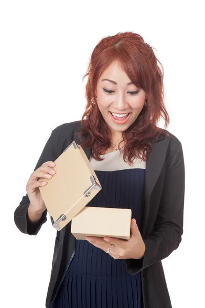 Asiática oficina chica muy feliz mirar dentro de la caja — Foto de Stock
