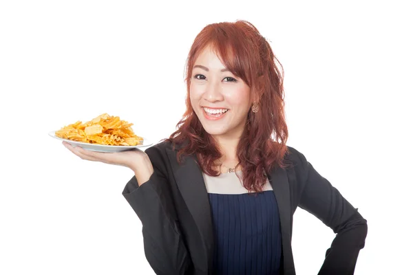 Счастливая азиатка улыбается блюдом из картофельных чипсов — стоковое фото