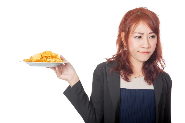 Asiatisk tjej hatar och vända sig bort från potatischips — Stockfoto